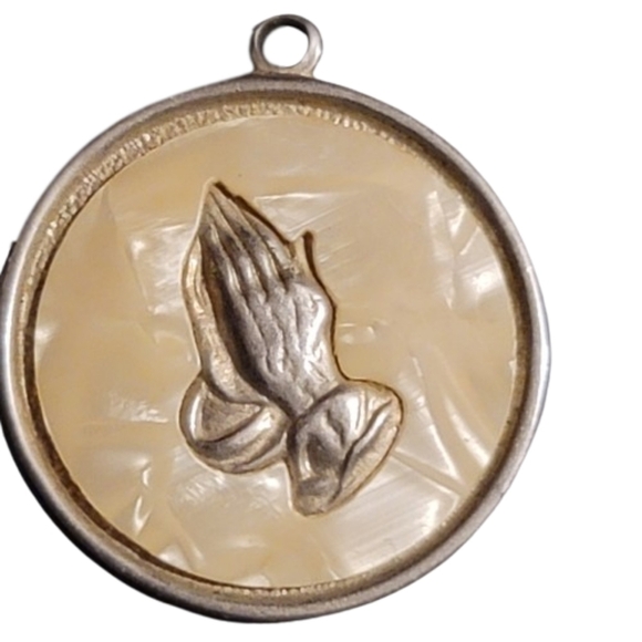 SERENITY Praying Hands Pendant Gold Toned 1" Vintage - Picture 3 of 4